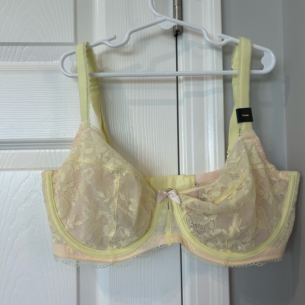 COPY - Victoria’s Secret Bra- body by Victoria, 34DDD - Picture 2 of 4